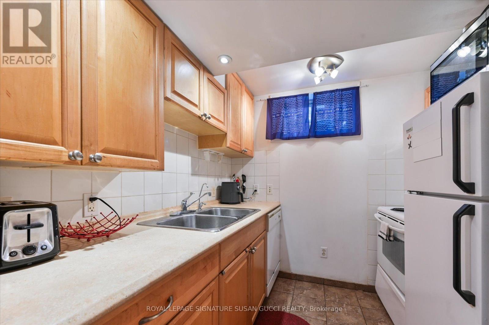 Photo 18 of 44 Crewe Avenue, Toronto ON