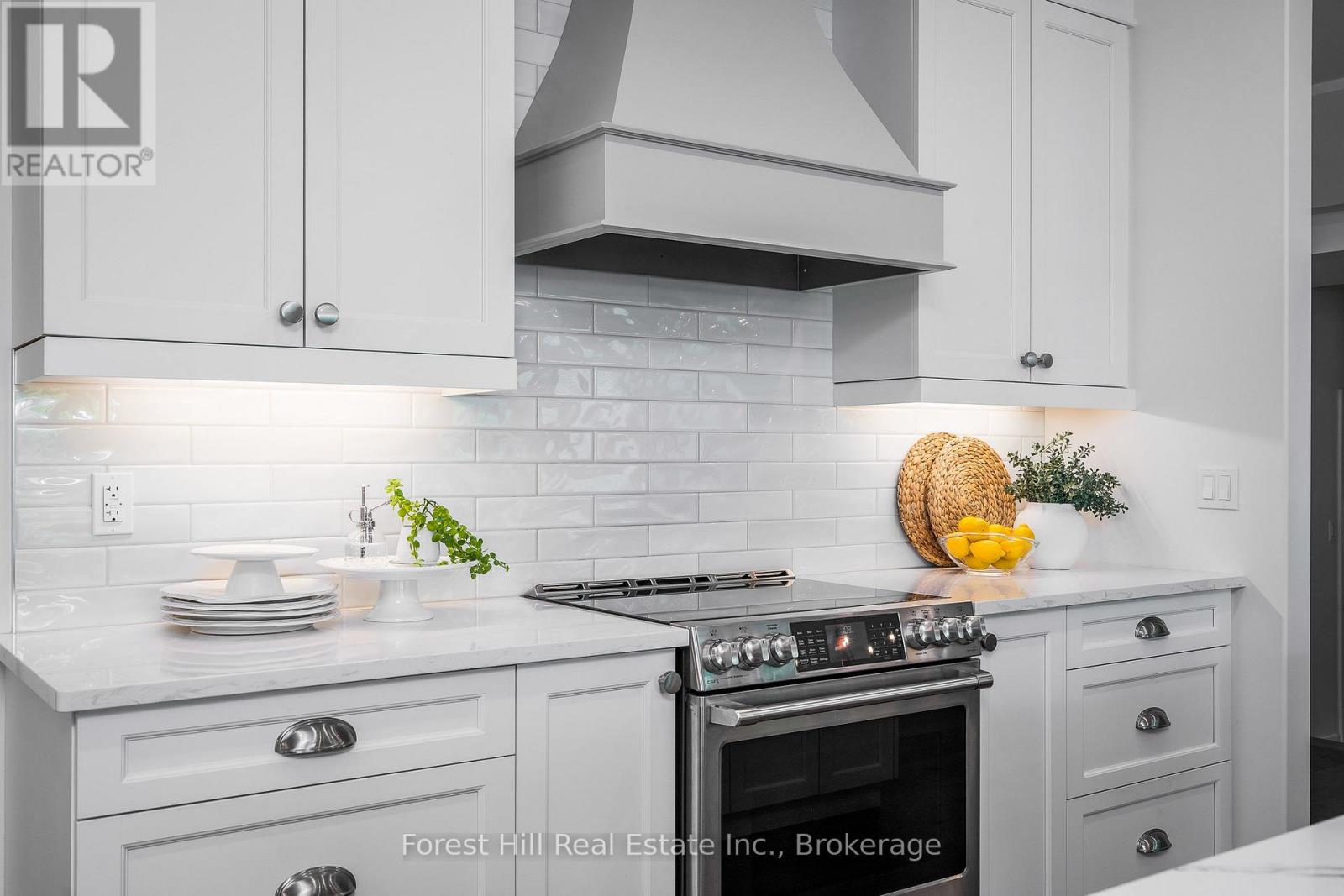 Photo 11 of 155 Glenlake Boulevard, Collingwood ON