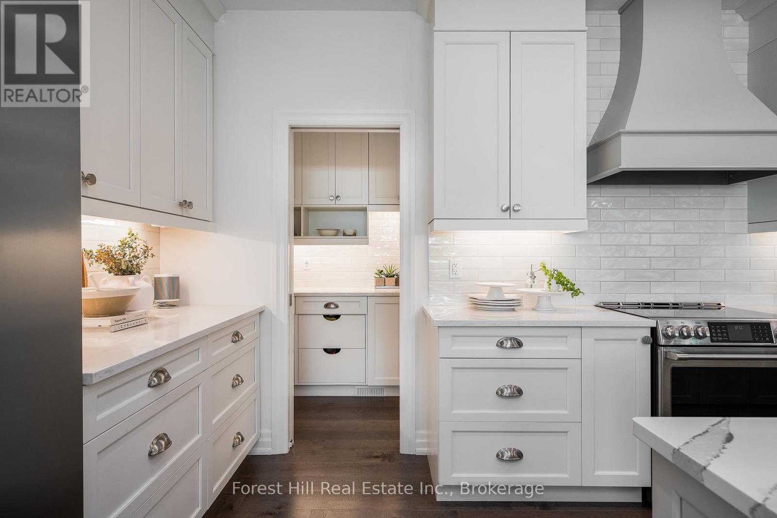 Photo 13 of 155 Glenlake Boulevard, Collingwood ON