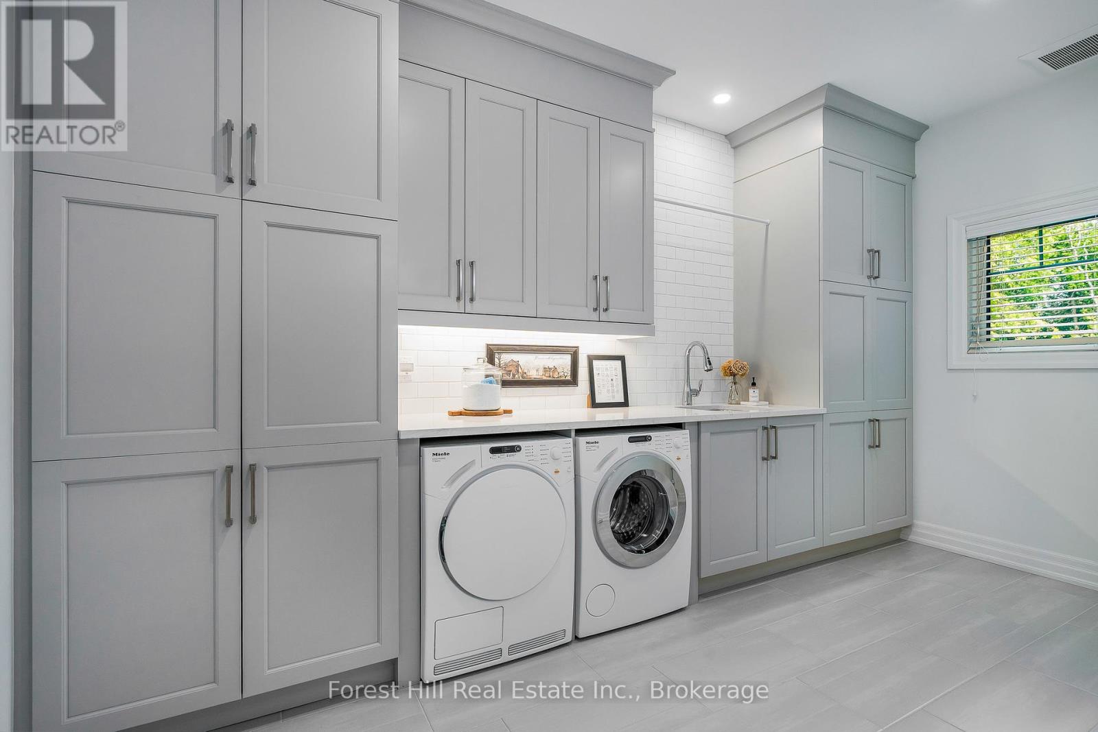 Photo 16 of 155 Glenlake Boulevard, Collingwood ON