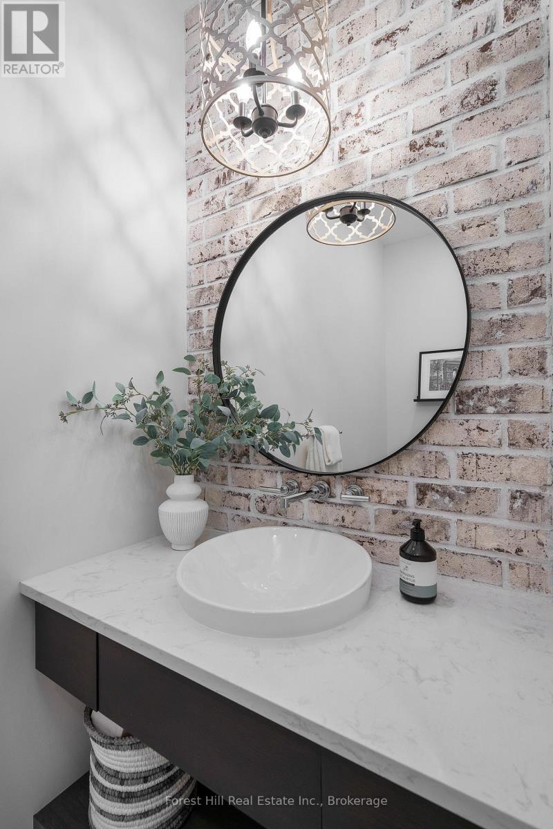 Photo 18 of 155 Glenlake Boulevard, Collingwood ON