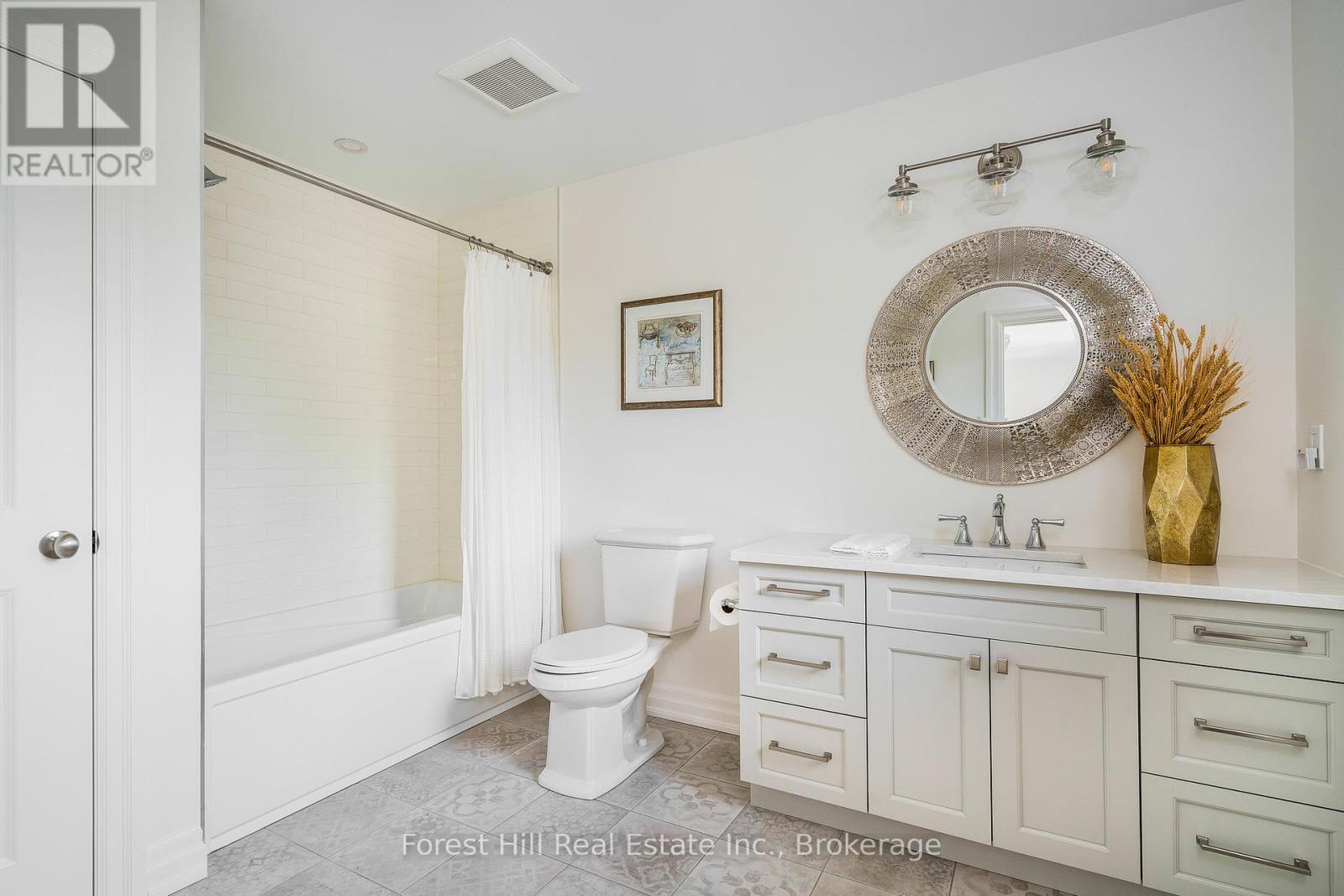 Photo 32 of 155 Glenlake Boulevard, Collingwood ON