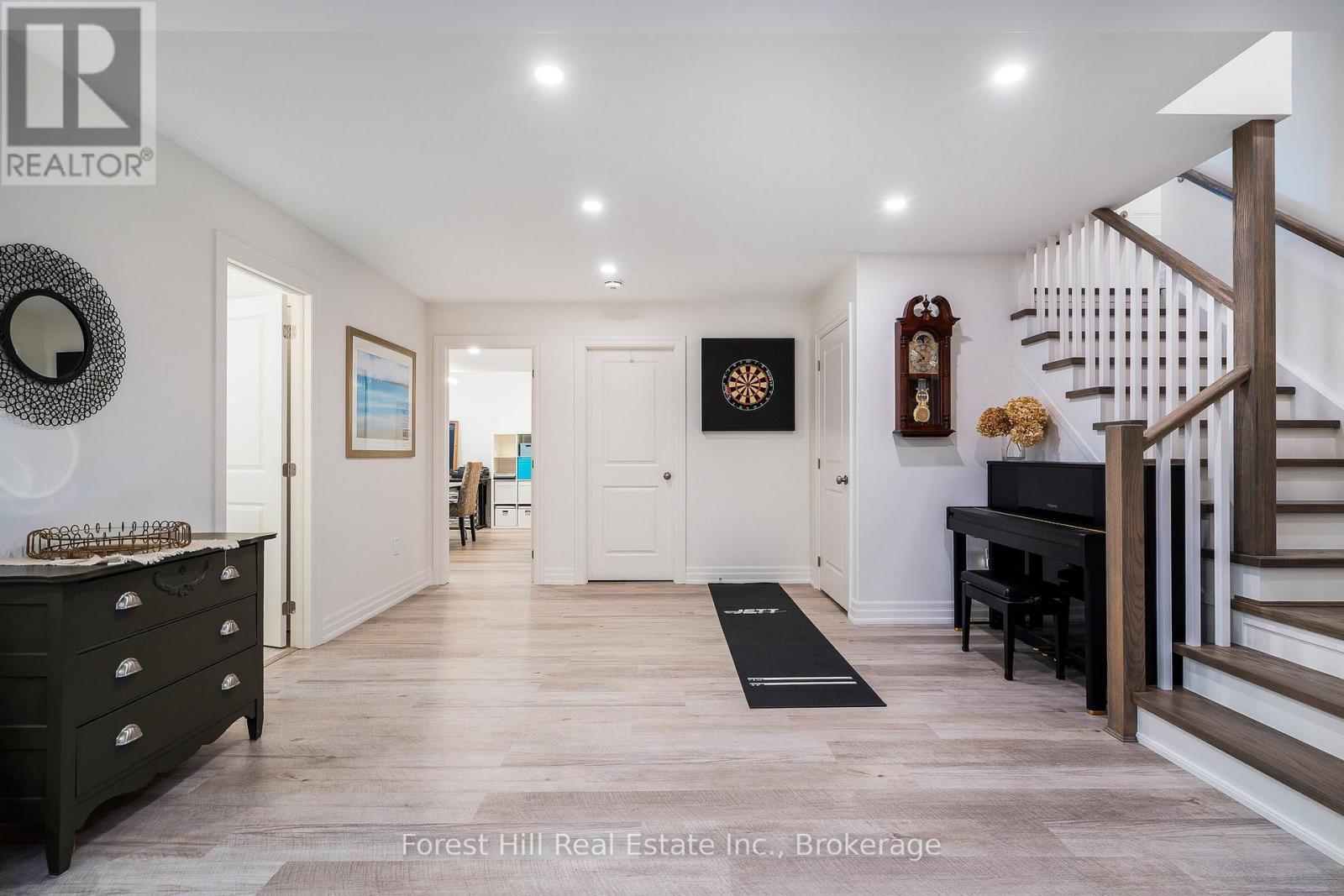 Photo 33 of 155 Glenlake Boulevard, Collingwood ON