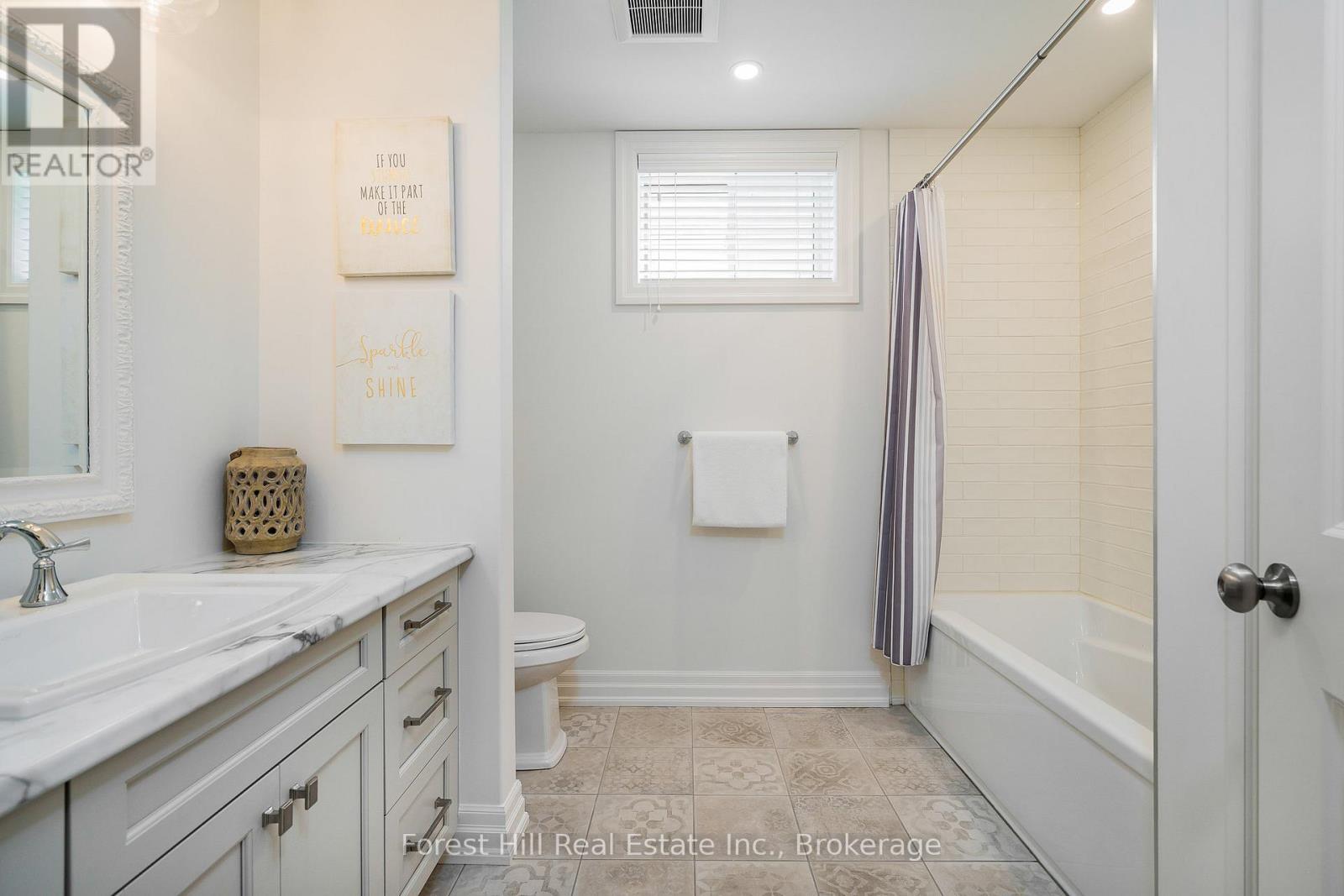 Photo 37 of 155 Glenlake Boulevard, Collingwood ON