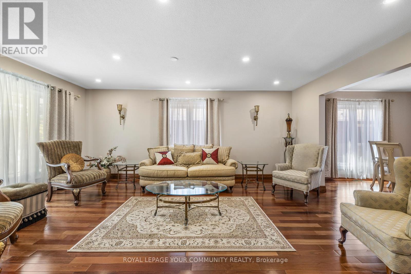 Photo 10 of 38 Spruce Avenue S, Richmond Hill ON