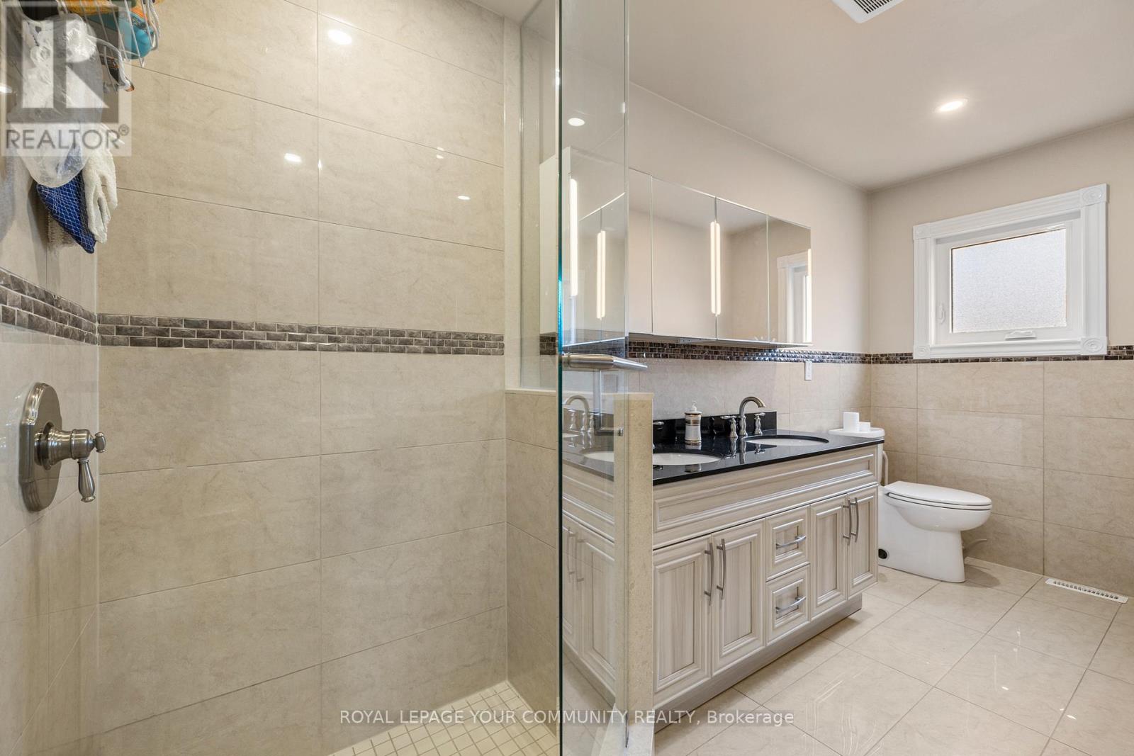 Photo 18 of 38 Spruce Avenue S, Richmond Hill ON