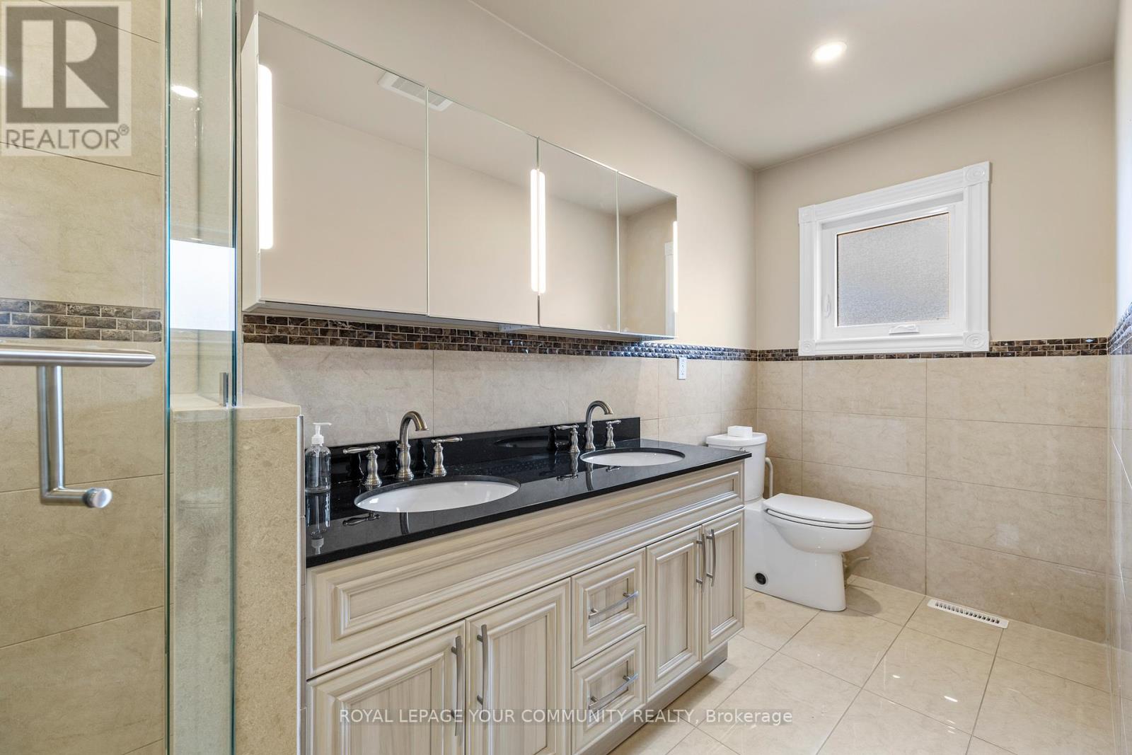 Photo 19 of 38 Spruce Avenue S, Richmond Hill ON