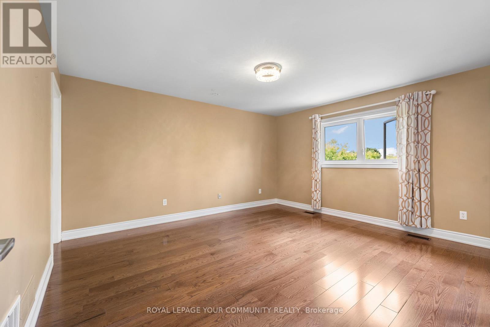 Photo 23 of 38 Spruce Avenue S, Richmond Hill ON