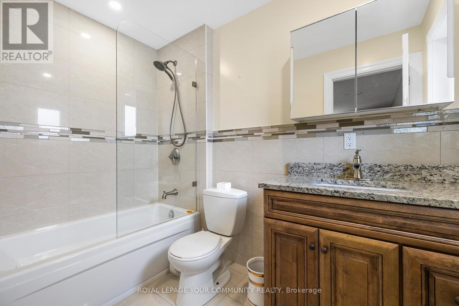 Photo 24 of 38 Spruce Avenue S, Richmond Hill ON