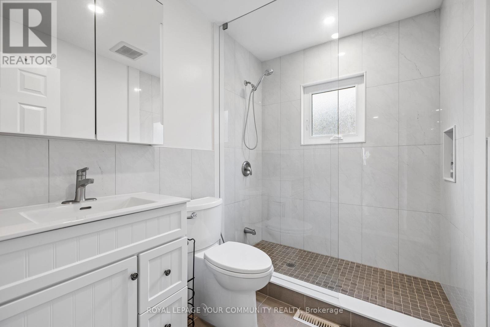 Photo 28 of 38 Spruce Avenue S, Richmond Hill ON