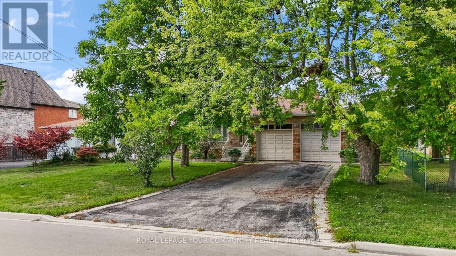 Photo 3 of 38 Spruce Avenue S, Richmond Hill ON