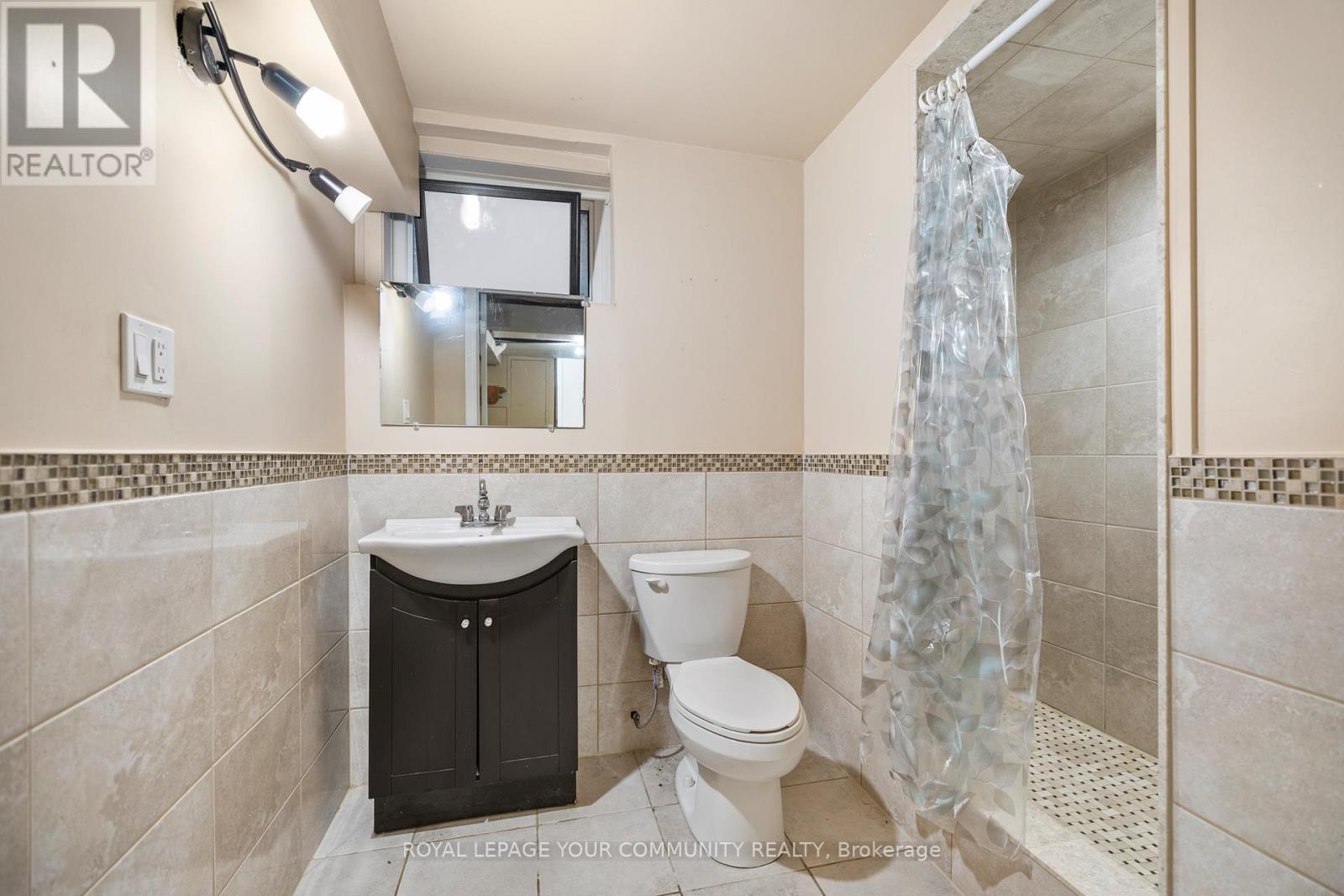 Photo 34 of 38 Spruce Avenue S, Richmond Hill ON