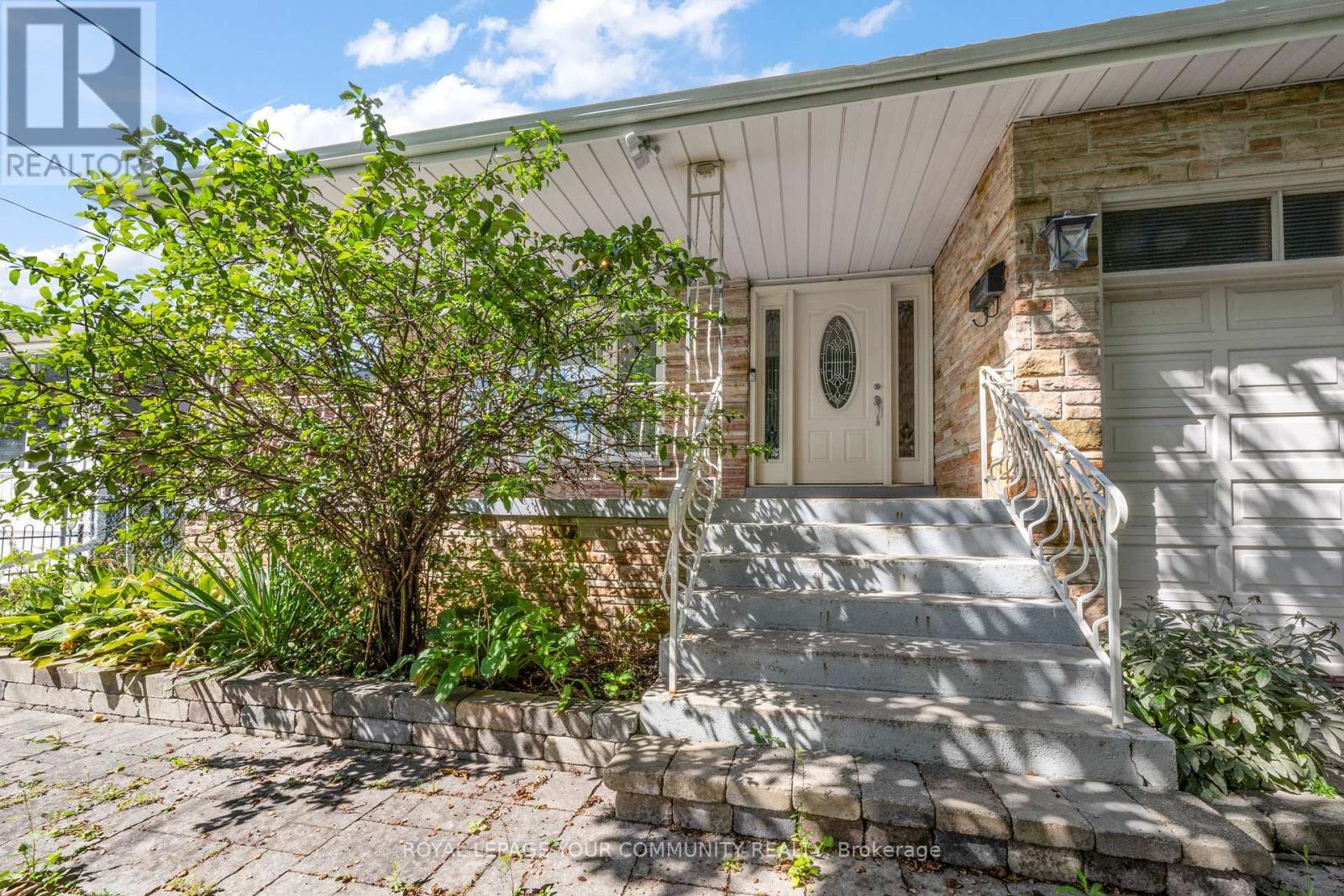Photo 5 of 38 Spruce Avenue S, Richmond Hill ON
