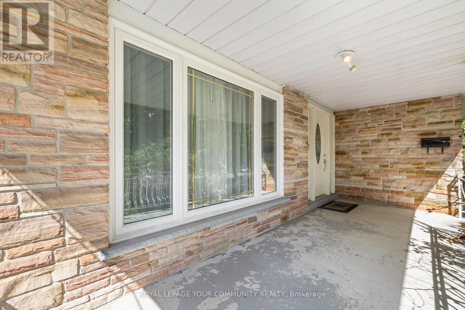 Photo 6 of 38 Spruce Avenue S, Richmond Hill ON
