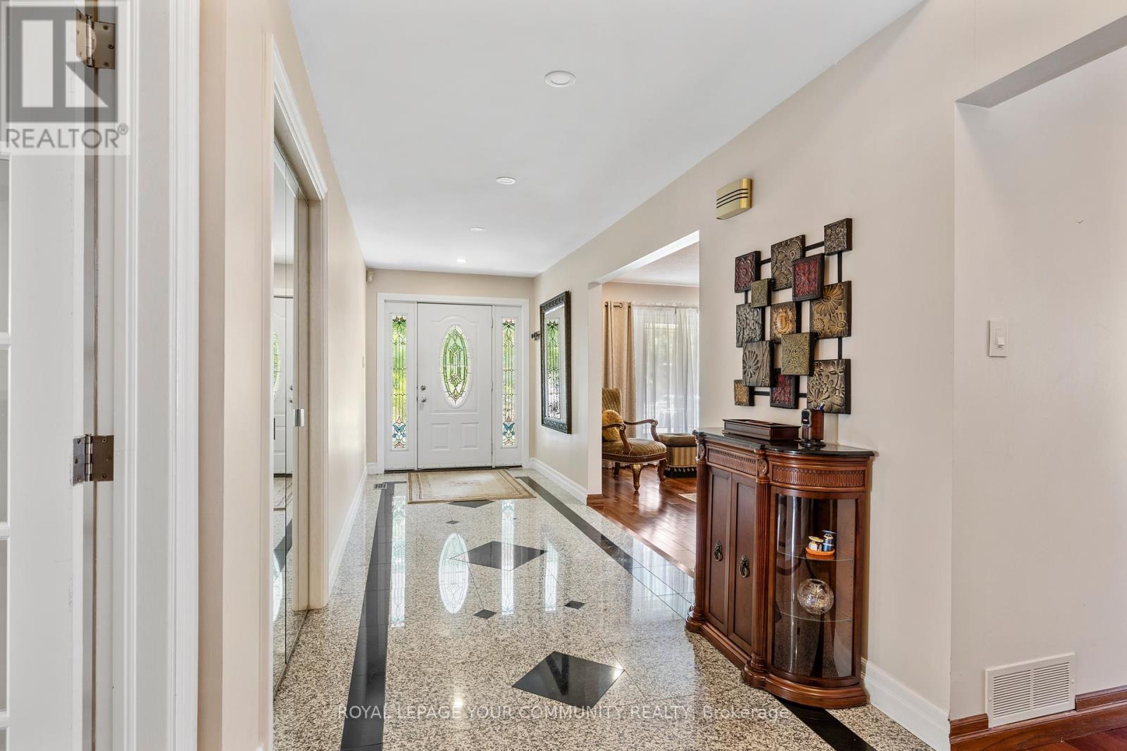 Photo 8 of 38 Spruce Avenue S, Richmond Hill ON