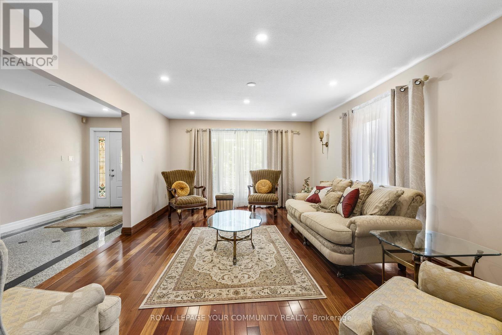 Photo 9 of 38 Spruce Avenue S, Richmond Hill ON