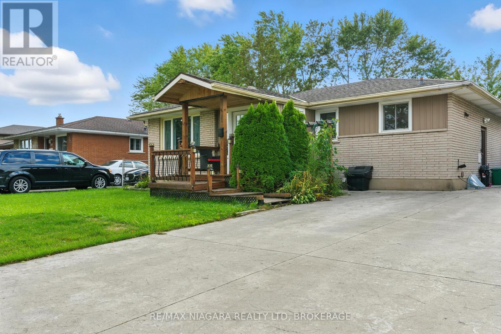 Photo 2 of 204 Hildred Street, Welland ON