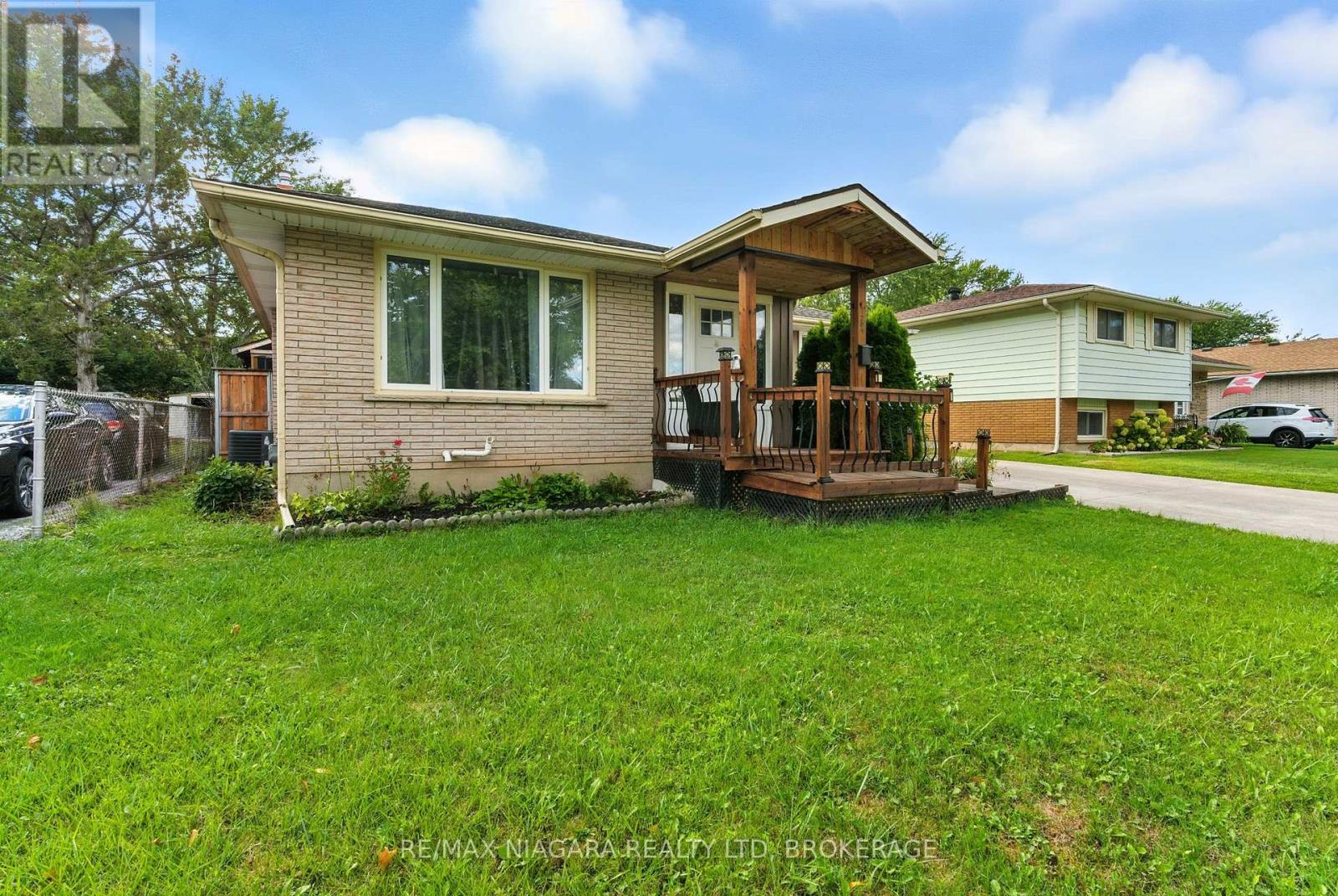 Photo 3 of 204 Hildred Street, Welland ON