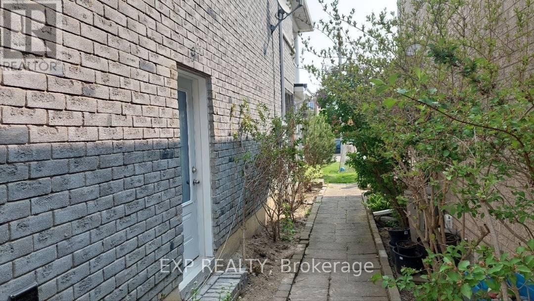 Photo 2 of Lower 30 Deerwood Crescent, Richmond Hill ON