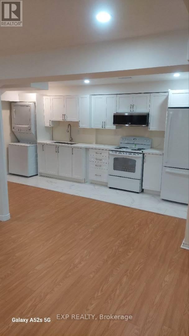 Photo 3 of Lower 30 Deerwood Crescent, Richmond Hill ON