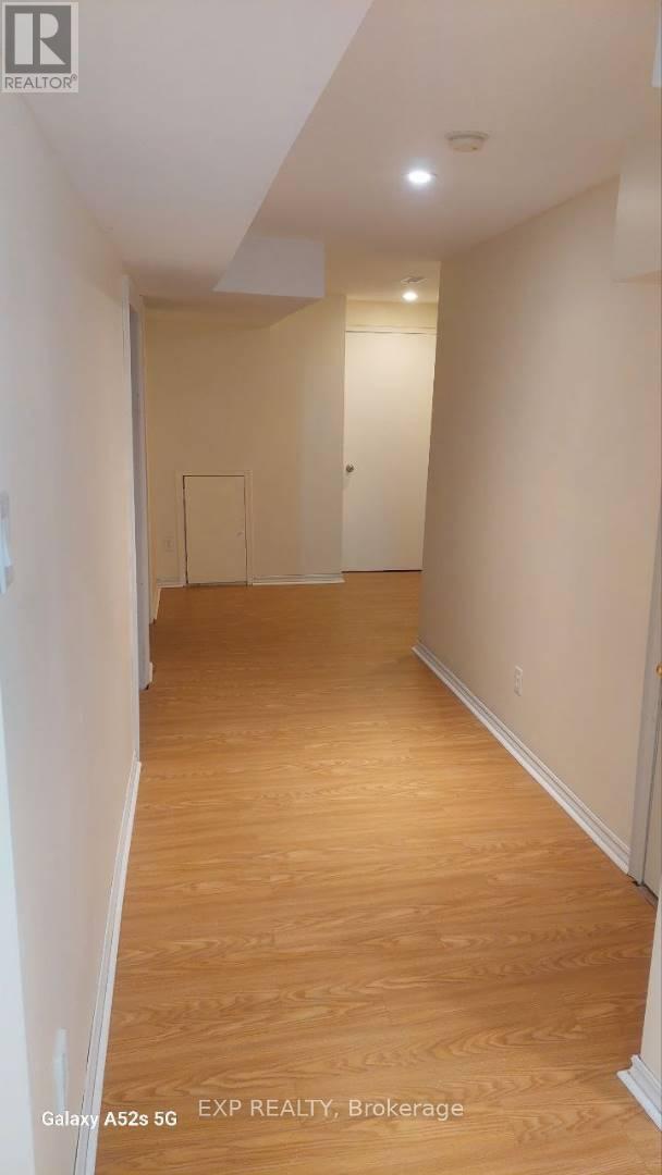 Photo 5 of Lower 30 Deerwood Crescent, Richmond Hill ON