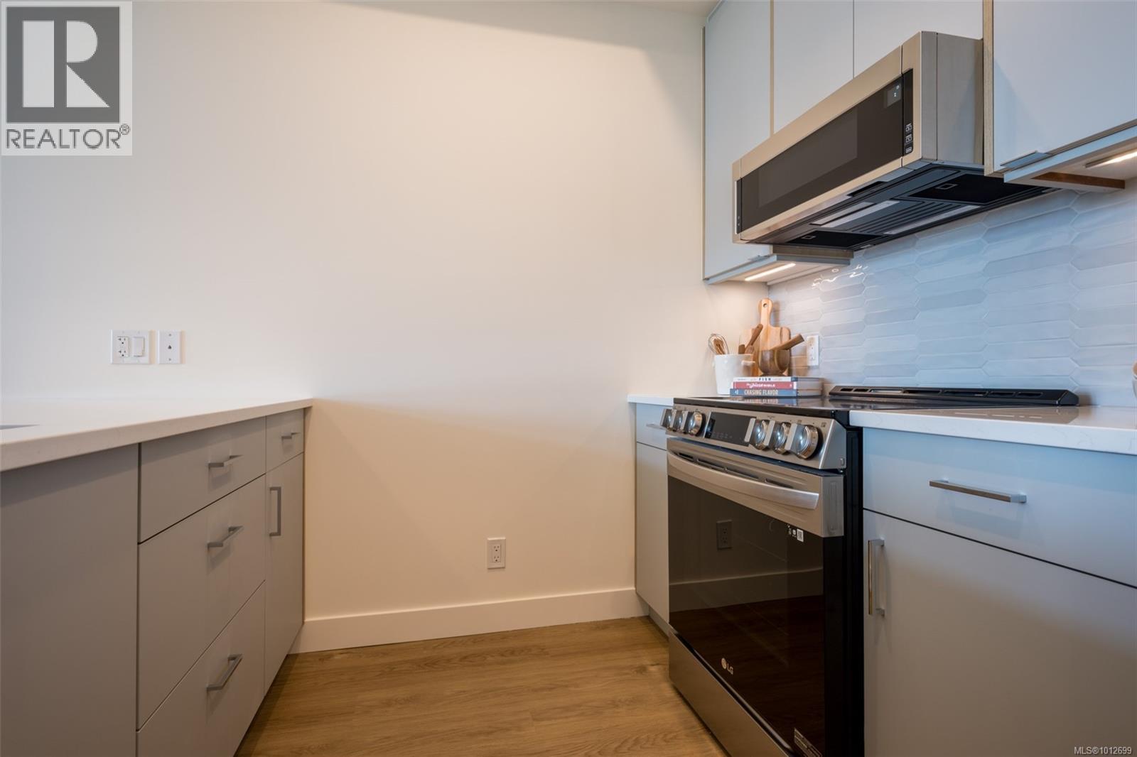 Photo 5 of 402 757 Tyee Rd, Victoria BC