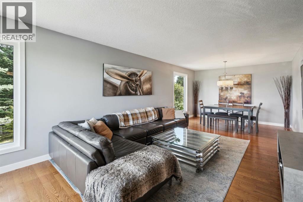 Photo 8 of 79 Woodbrook Road Sw, Calgary AB