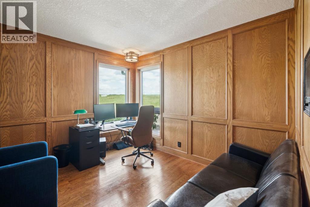 Photo 13 of 79 Woodbrook Road Sw, Calgary AB