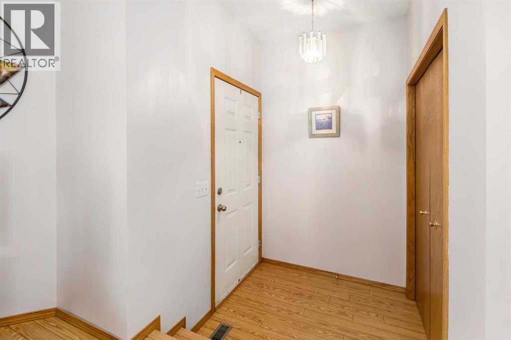 Photo 5 of 45 Costa Mesa Close Ne, Calgary AB