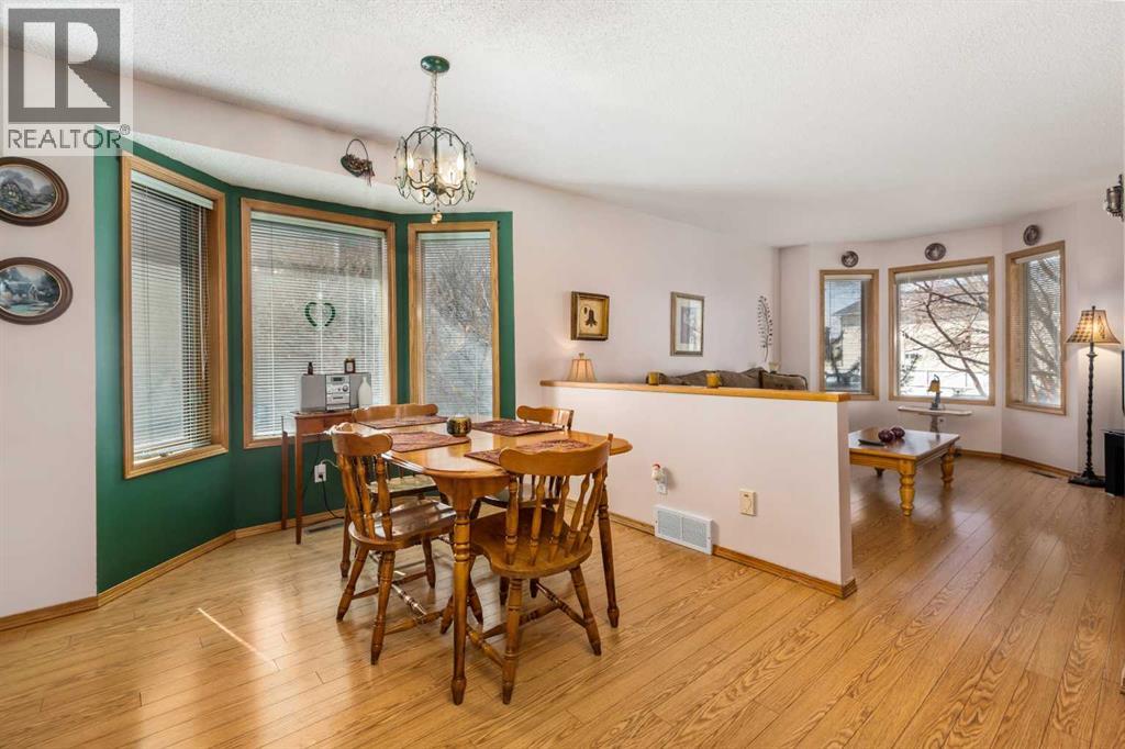 Photo 3 of 45 Costa Mesa Close Ne, Calgary AB