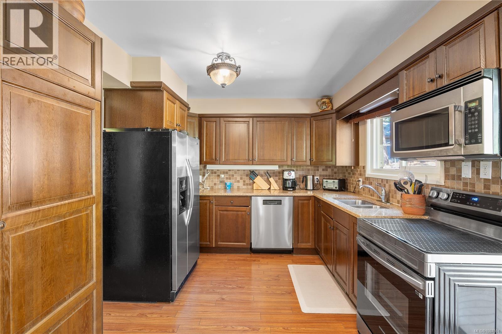 854 Royal Oak Ave, Saanich
