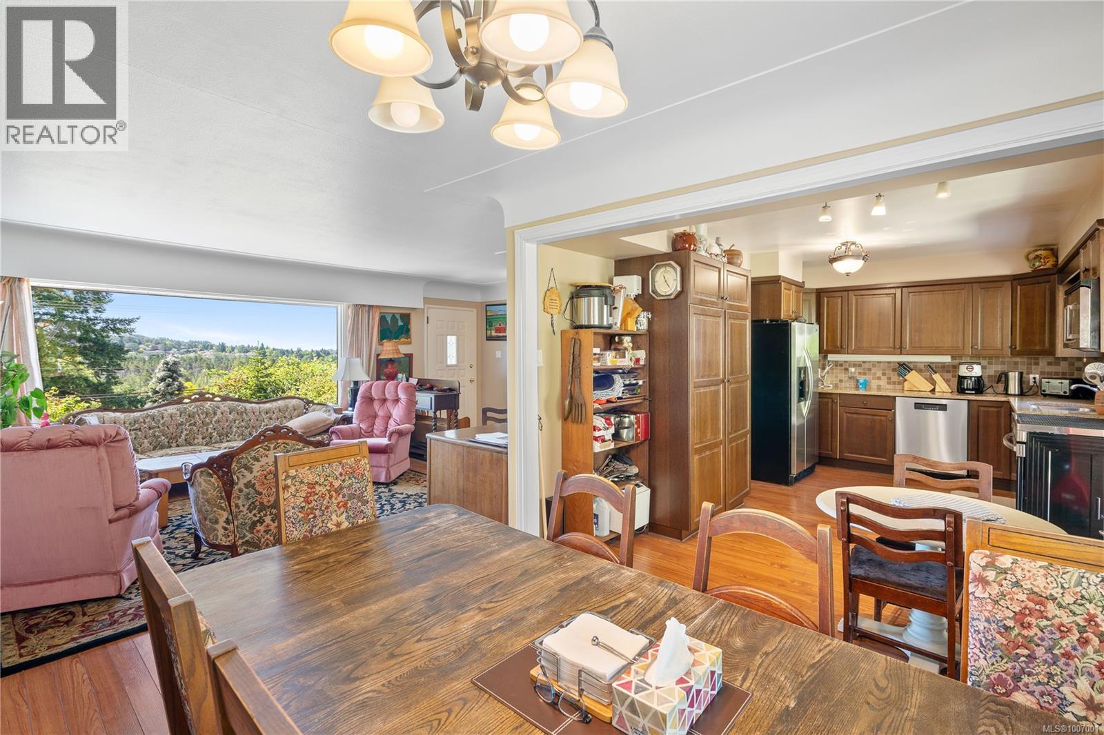 854 Royal Oak Ave, Saanich