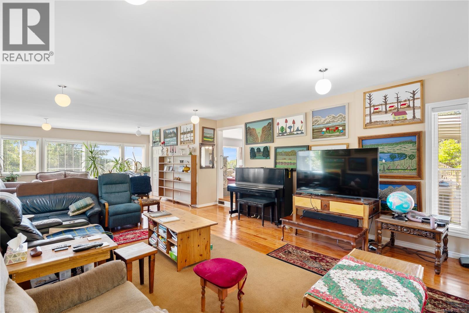 854 Royal Oak Ave, Saanich