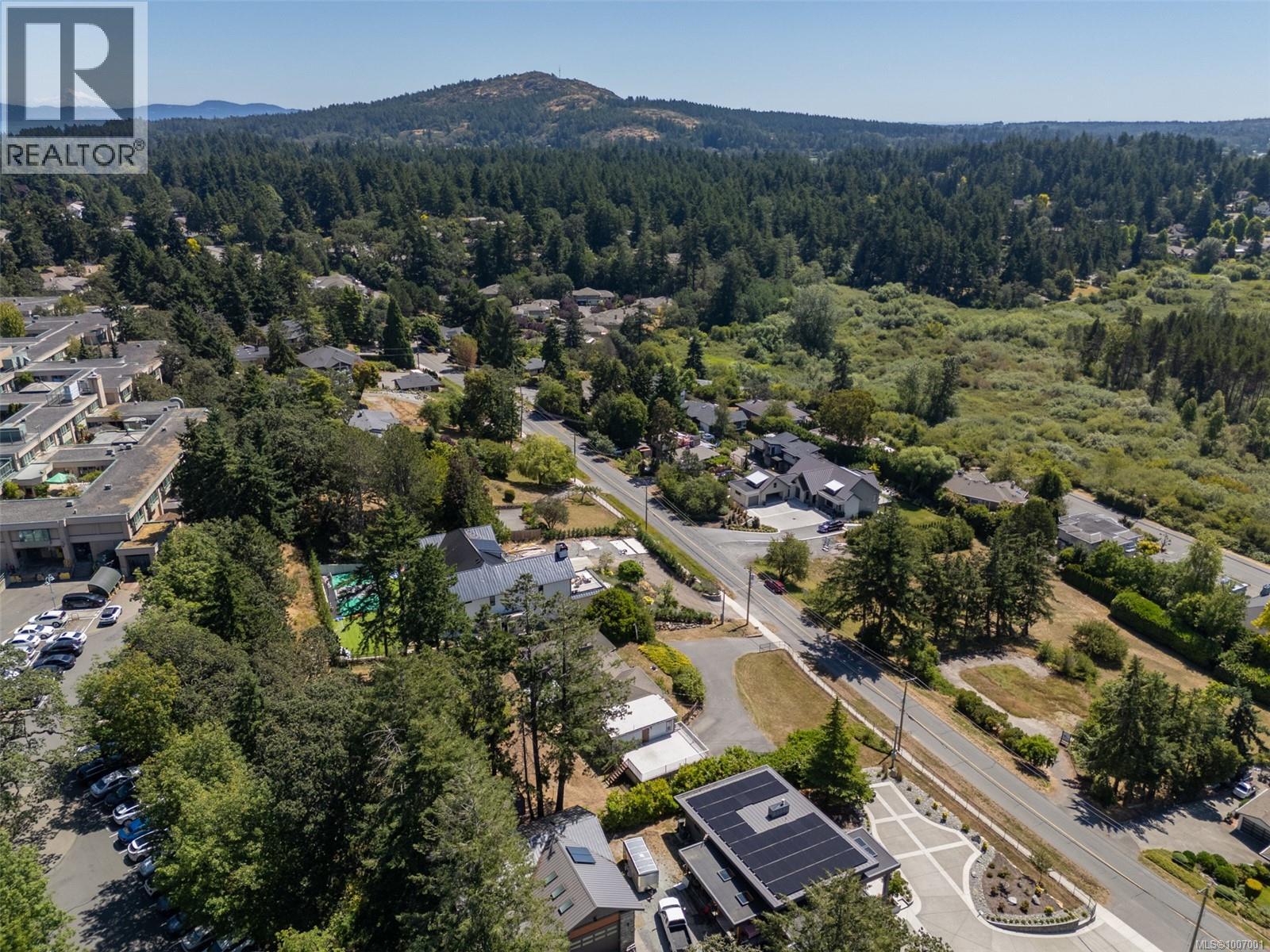 854 Royal Oak Ave, Saanich