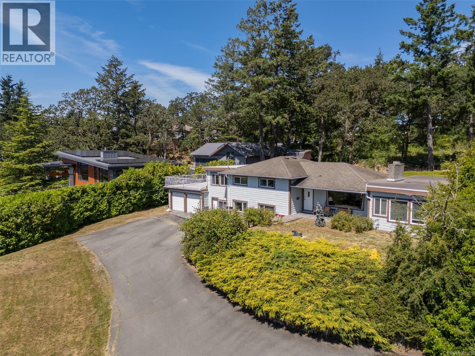 854 Royal Oak Ave, Saanich