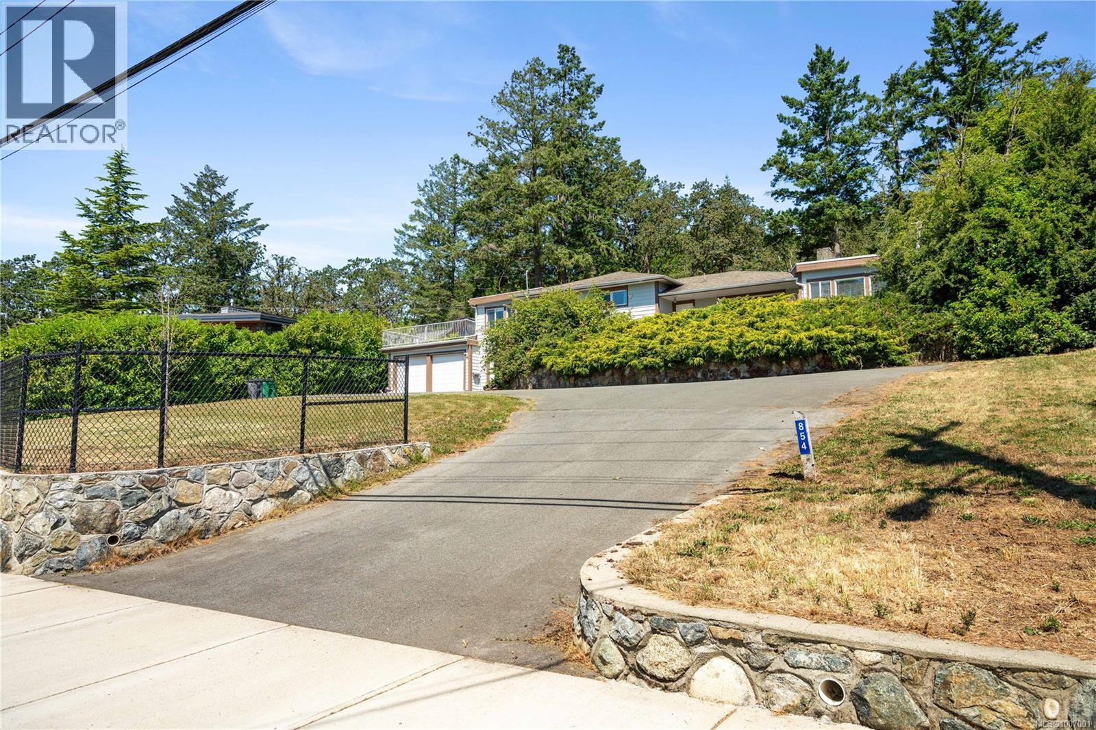 854 Royal Oak Ave, Saanich