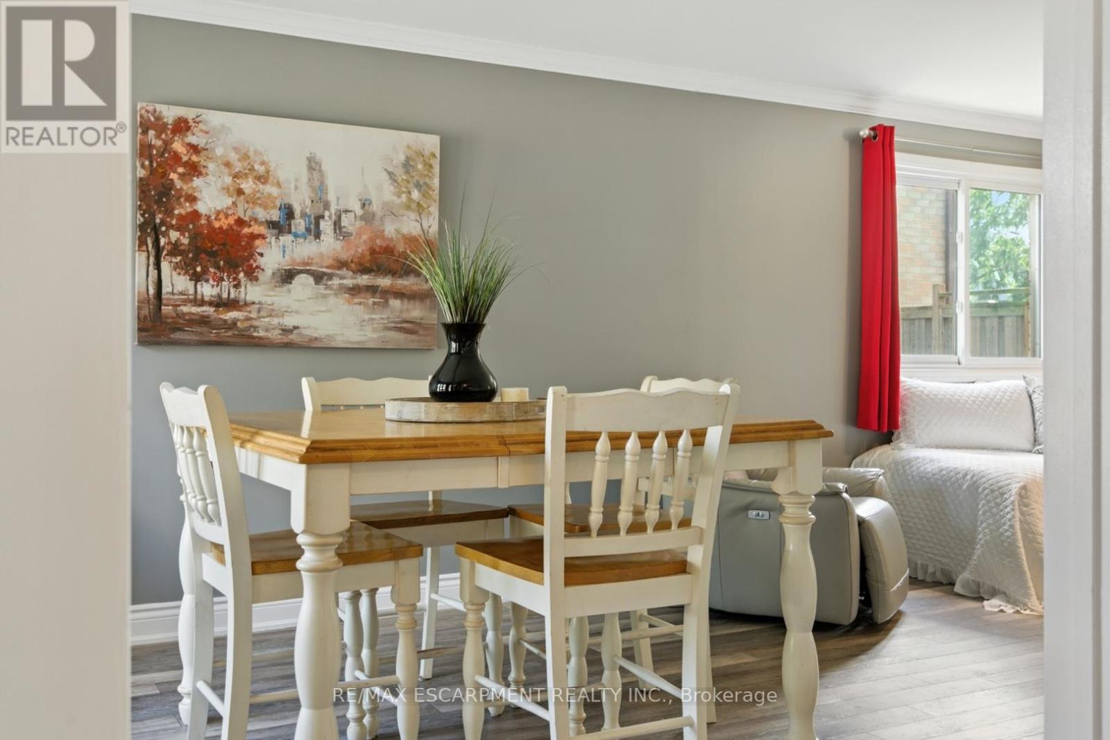 Photo 10 of 580 Deerhurst Drive, Burlington ON