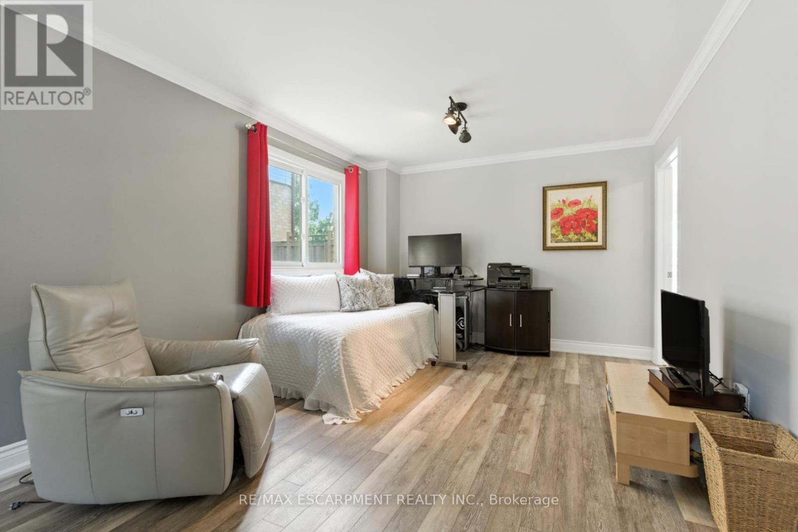 Photo 11 of 580 Deerhurst Drive, Burlington ON