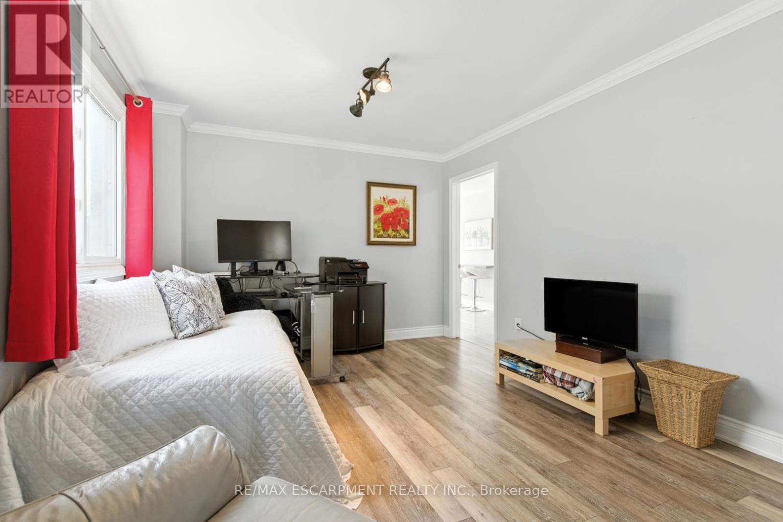 Photo 12 of 580 Deerhurst Drive, Burlington ON