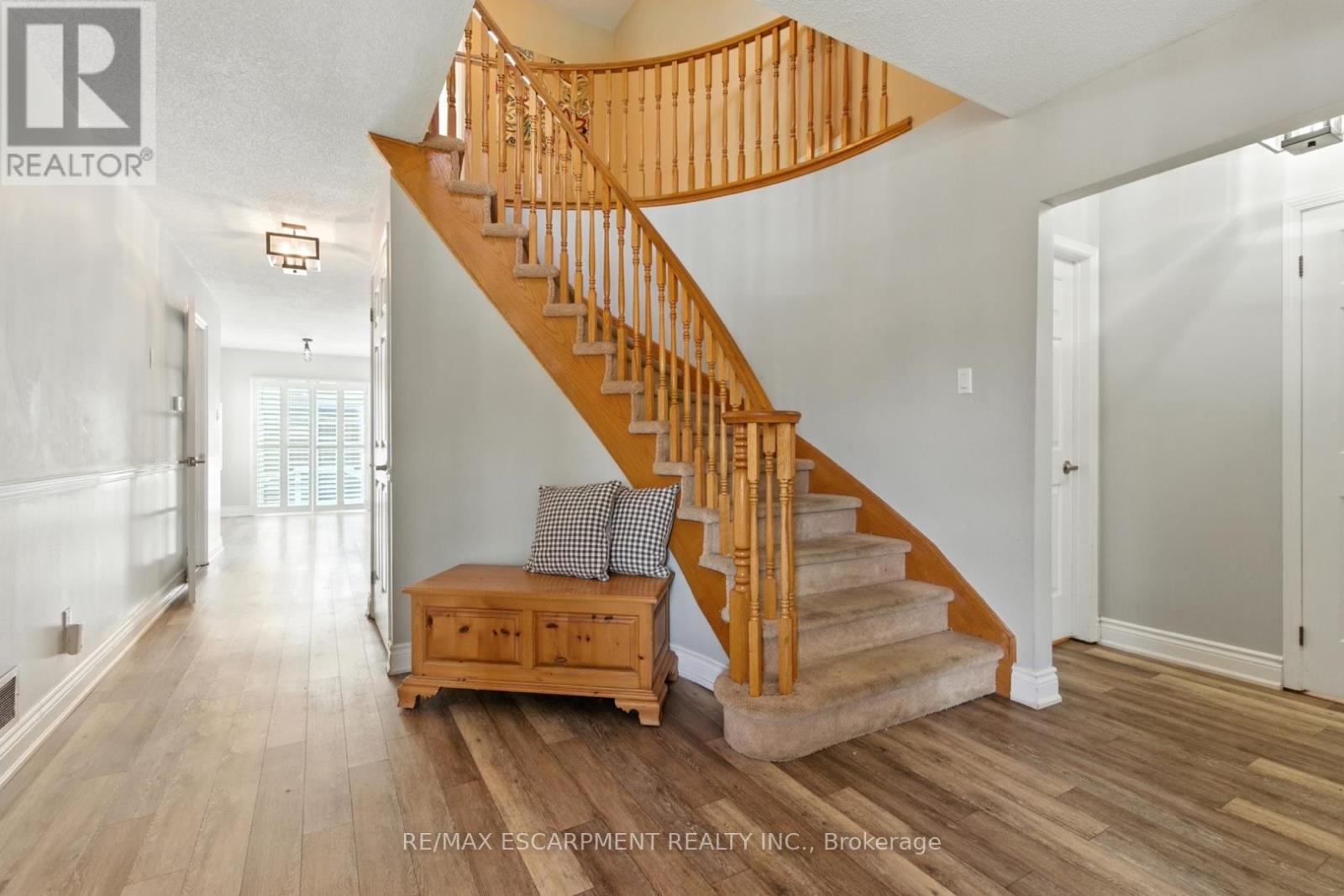 Photo 13 of 580 Deerhurst Drive, Burlington ON
