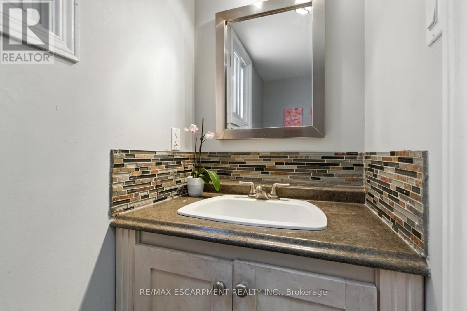Photo 14 of 580 Deerhurst Drive, Burlington ON