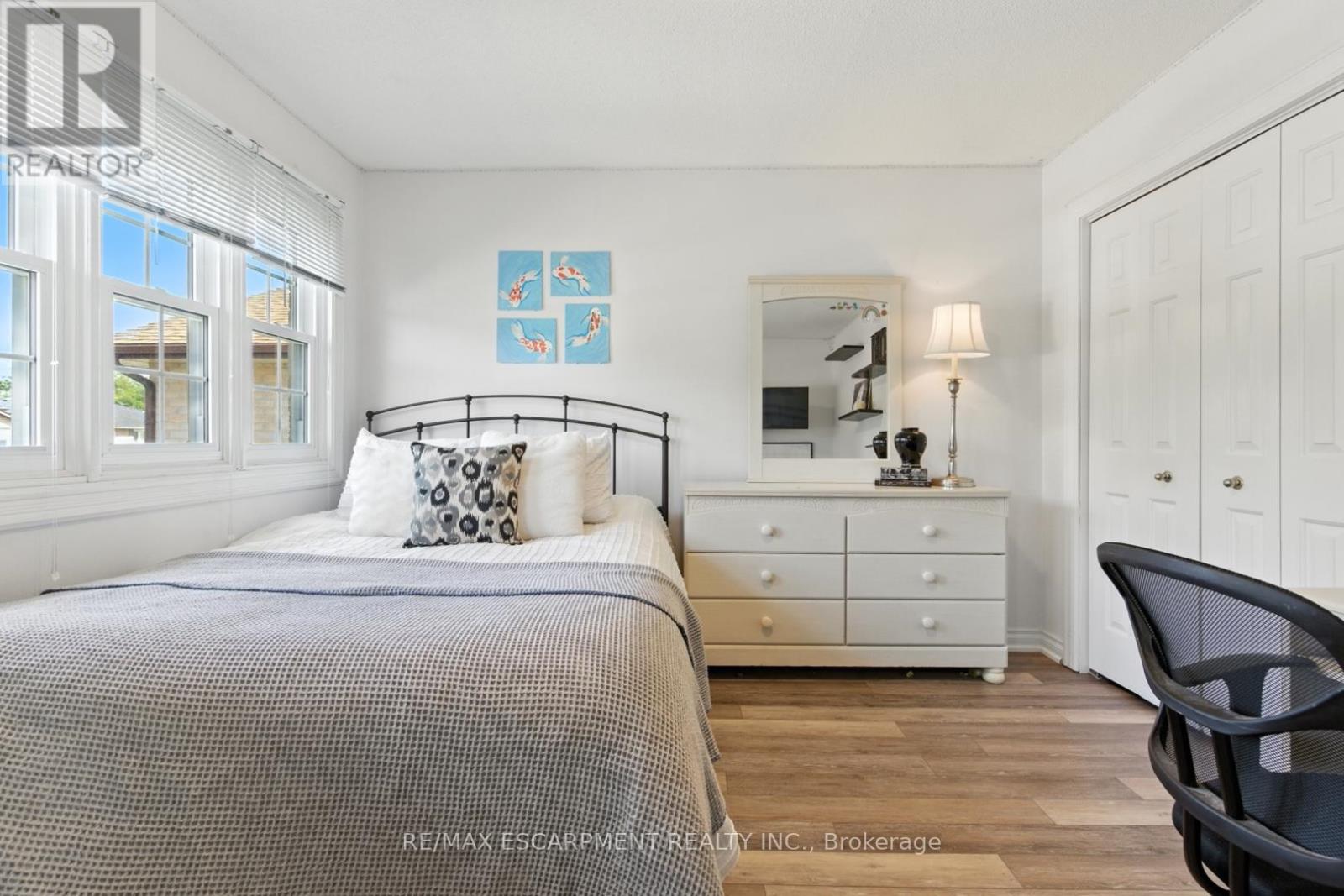Photo 15 of 580 Deerhurst Drive, Burlington ON