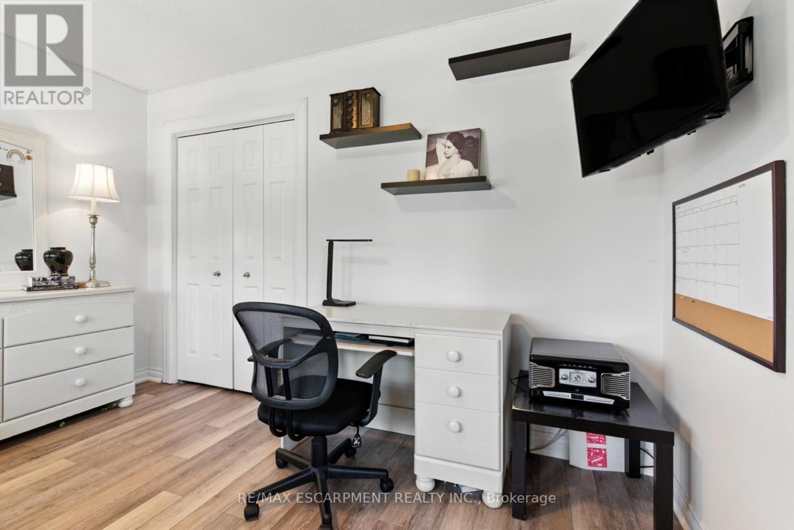 Photo 16 of 580 Deerhurst Drive, Burlington ON