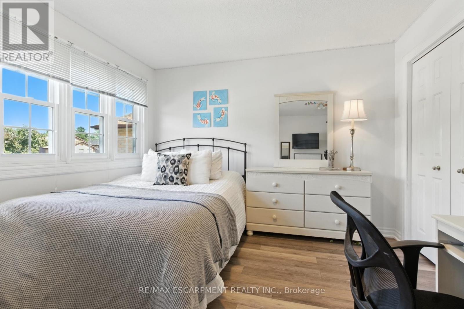 Photo 17 of 580 Deerhurst Drive, Burlington ON