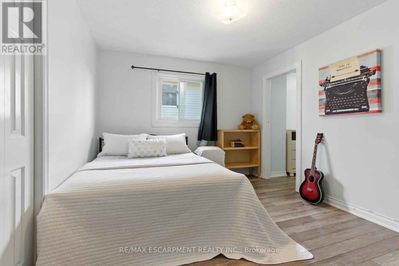 Photo 18 of 580 Deerhurst Drive, Burlington ON