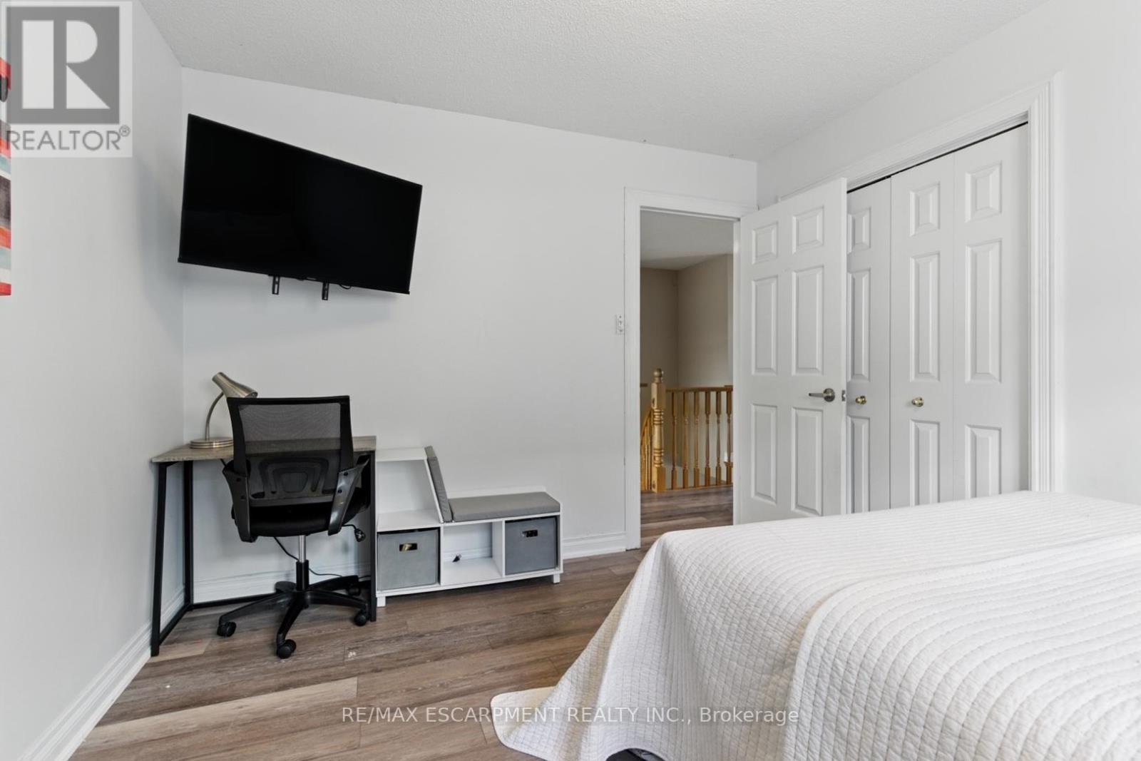 Photo 20 of 580 Deerhurst Drive, Burlington ON