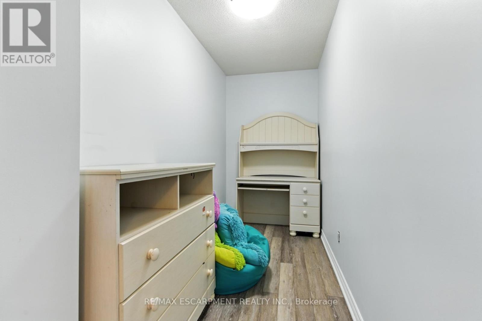 Photo 21 of 580 Deerhurst Drive, Burlington ON