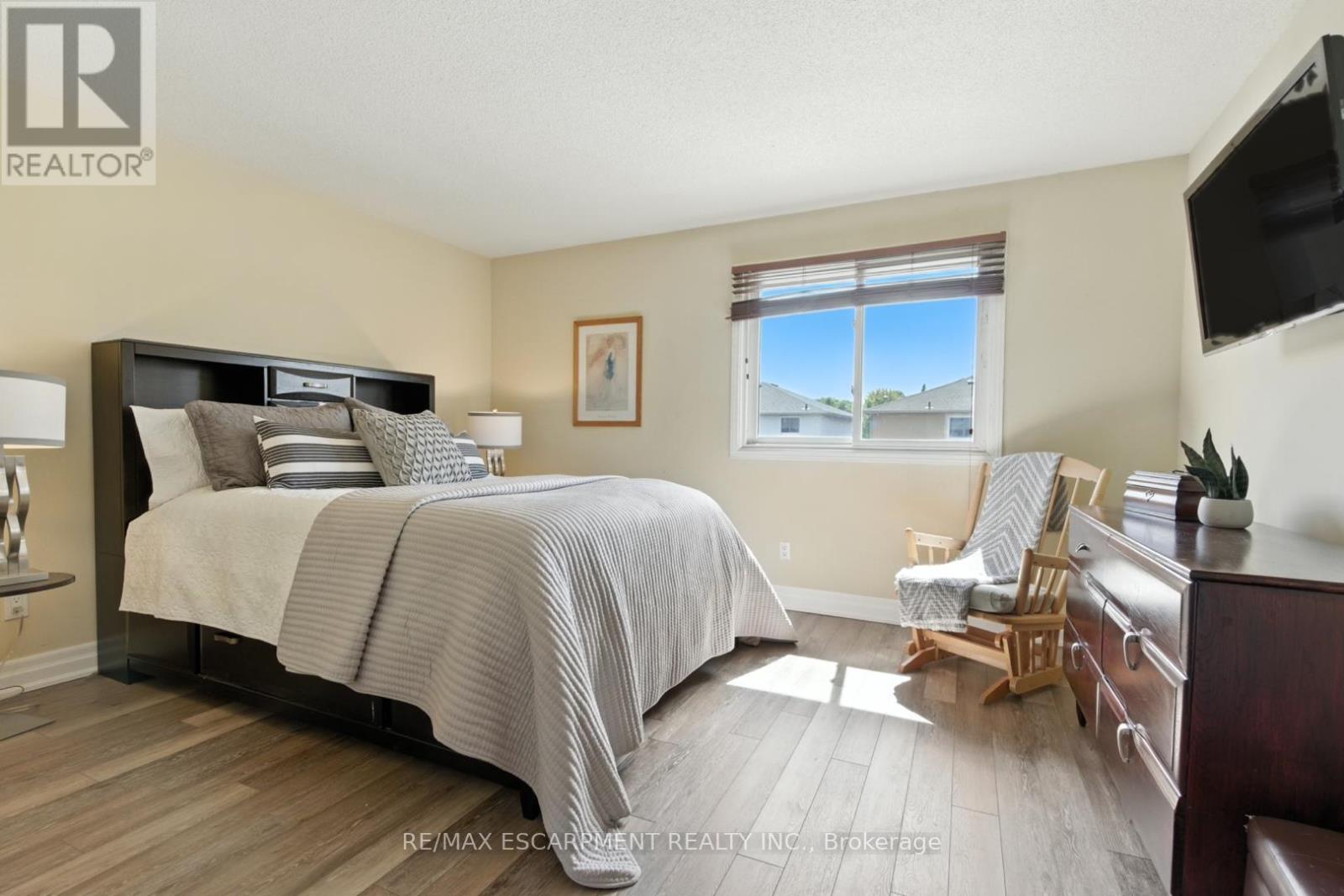 Photo 22 of 580 Deerhurst Drive, Burlington ON