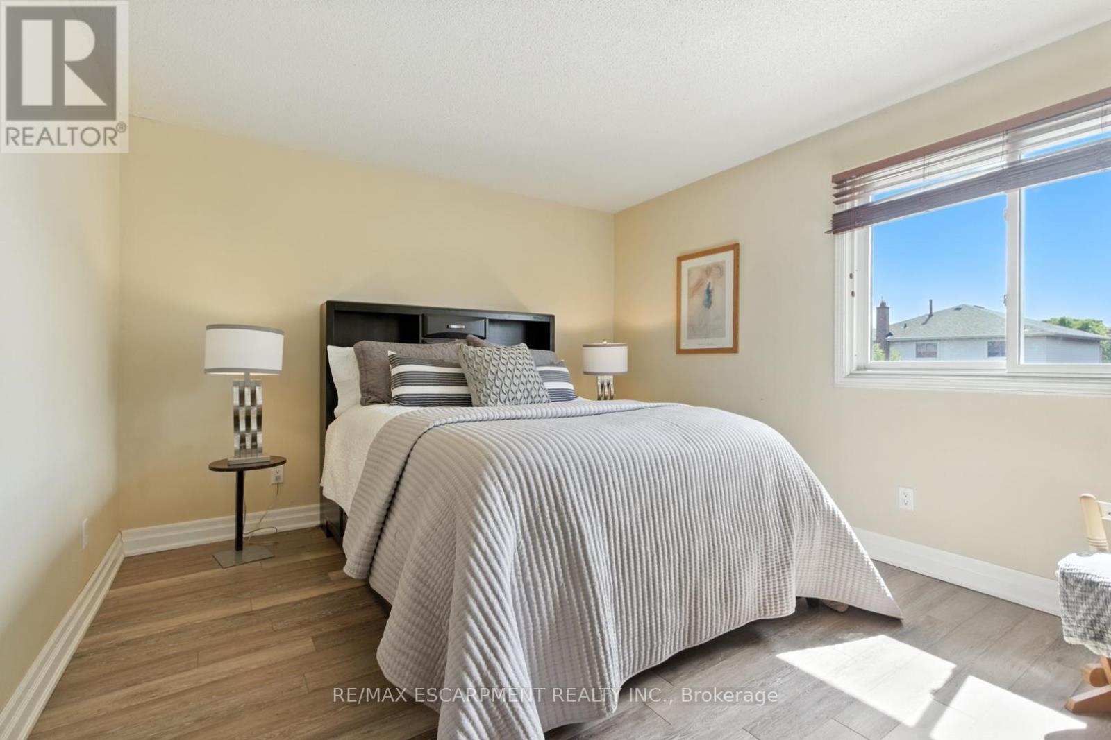 Photo 23 of 580 Deerhurst Drive, Burlington ON