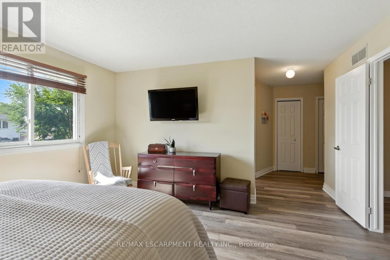 Photo 24 of 580 Deerhurst Drive, Burlington ON